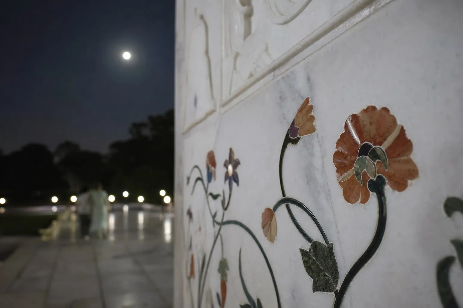 Marble in moonlight Inlaid stone flowers in white marble in moonlight